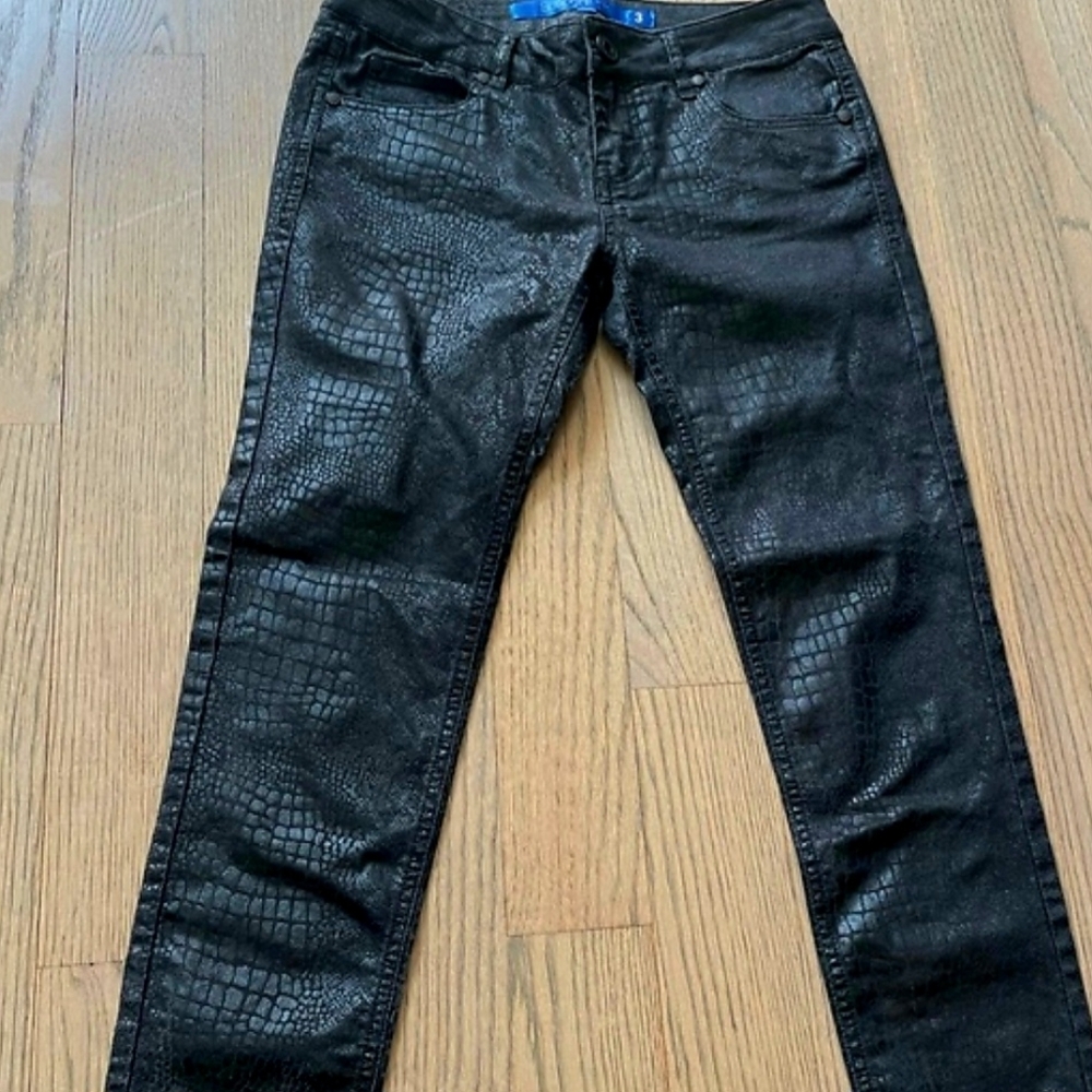 Size 9 Black Sapphire Snake Skin Embossed Women’s Skinny Jeans.